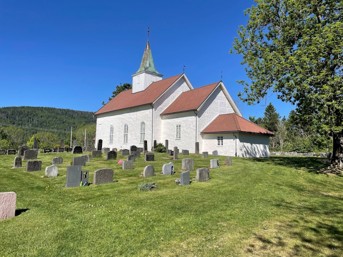 Bilde av Hof kirke en sommerdag