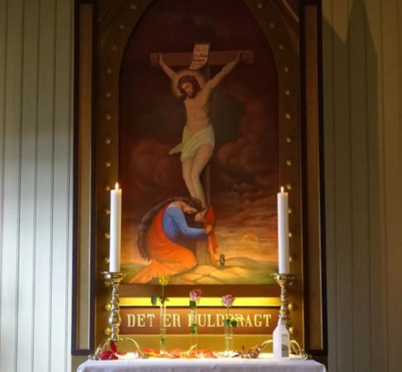 Alter med jesus på korset med teksten 