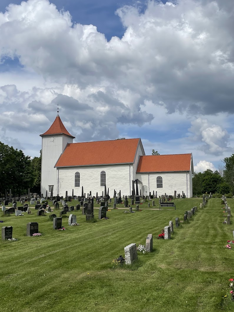 Bilde av Sande kirke og gravplass